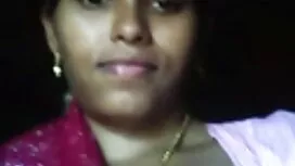 Schöne, blonde Strümpfe sitzen vor einer Frau und schließen sich der Sexmaschine an, sexy frauen free die ihre Finger leckt.