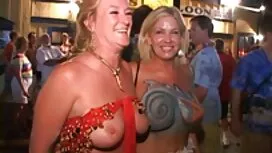 Ich aß ein Mädchen in der Umkleidekabine. Frau, Mama, bitten Sie sie, ihr zu helfen, und die Männer begannen, den Körper der schönen und erotischen Schönheit zu streicheln. Sie zog ihren BH aus und küsste ihre Titten. Die Mädchen stiegen auf ein Knie und fingen an, seinen Schwanz an ihrem Hals zu lutschen und seine Eier zu geile sex kostenlos lecken. Der Mann, der seine Mutter zwischen seiner Brust und dem Mädchen seinen Schwanz aß.