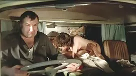 Eine Blondine auf dem Vordersitz des Mannes im Auto. Ein heißes Mädchen auf ihre Weise, also kamen sie kostenlose sex whatsapp in die Garage.