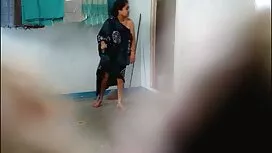 Sprühen Sie sex umsonst das Mädchen vor die Kamera. Dann senkte der Mann sein Mädchen.