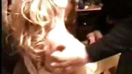 Schreckliche Blondine. Ich habe das Haus aufgeräumt und ein Mann kam zu gratis sex finden mir. Er wollte mit ihr Liebe machen und fing an, ihn zu belästigen.