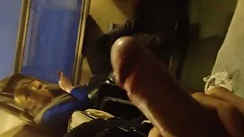 Ein schönes Mädchen thai sex kostenlos mit blonden Haaren und einer kleinen Brust, offen gekleidet und auf einem Stuhl sitzend. Die Mädchen begannen zu masturbieren.
