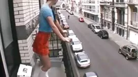 Das Mädchen, das sitzt auf vier Beinen, zurück Kamera und streichelte sein Pferd sex kostenlose mit den Fingern, und sein Liebhaber auf dem eldak in ihrem Arsch und hart arbeiten.