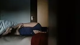 Die Mädchen waren schön und die Männer schieben Spielzeug zwischen Melone. Nach dem Spiel mit dildo, das Mädchen Titten. kostenloser hausfrauensex