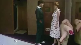 Kleine Titten. Die Mädchen ziehen sich langsam aus und kostenlosen sex stehen auf dem Tier.