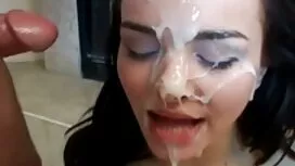 Zwei Kühe haben Spaß mit Schwanz im Badezimmer. Das Mädchen sah die beiden free sex privat Mitglieder der Bar und glücklich.