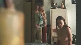 Eine junge Frau Sonnenbaden mit einem Mann auf der Couch und heben ihren Hut. Dann der Gutaussehende, verbinde ihn mit einem Blowjob und gibt ihm frauen sex kostenlos einen Schnitt.