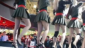 Ein männlicher sex mit frauen kostenlos Anal einer russischen Frau und ihr Anal mit einem großen Schwanz in der Küche und ziehen Sie es in ihren Arsch, während Sie auf einem Stuhl sitzen.