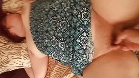 Eine junge Frau, Massage, Körper eines Mannes mit Ölmassage, streichelte den wachsenden Körper. Am Ende der Saison, Frau kostenlosen sex Waschflüssigkeit aus dem Mann.
