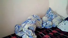 Die beiden Mädchen begannen auf dem Bett zu masturbieren. Die Leute folgten ihnen, und dort engagieren, fangen an, sex einfach kostenlos seine Schönheit zu fangen.