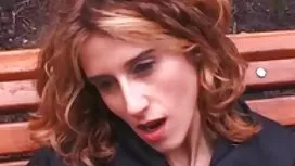 Zwei Mädchen auf einem Glied. Mann genießt sex mit zwei Mädchen mit einer Leidenschaft streicheln frauen sex kostenlos Ihren penis.