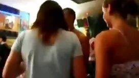Ficken drei junge gratis sex haben Kühe im Öl. Drei Mädchen gefesselt nackten Mann und fesselte ihn. Sie fingen an, ihren Penis zu ziehen und mit Öl zu besprühen. Dann gehen sie alle zusammen in einem Weihrauch und fangen an zu ficken. Wenn ein Mann, ein Mädchen, andere Freunde Öl auf sie gießen und sich lieben.