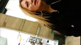 Ein junger blonder harter Cowboy-Schwanz auf dem Bett, nachdem ein starker kostenloser sex ohne anmeldung Mann die Frau mit einem schwierigen geschlagen hat.