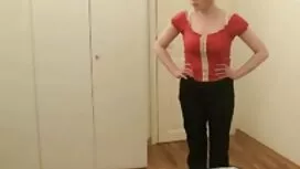 Der Mann hat einen Bart, da ist ein Mädchen in seinen Armen, mit einem Erwachsenen. kostenloser sex mit hausfrauen Setzen Sie die Dornröschen, fuhr der Kerl nett zu picken, bis er in den Mund.