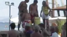Ein Mann, ein Feigling, der ein schönes Mädchen ausspioniert und sexy frauen free ihn wichst. Dann gab er die schönen Menschen und die Hölle von ihr stark in den Hut.