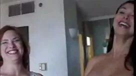 Milf mit einem großen, gekonnt streicheln einen jungen sex mit frauen gratis Mann, Begeisterung machen ihn zu einem Schüler, der mit den Lippen groß ist.