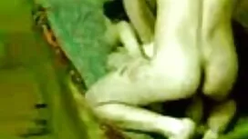 Blonde Magd, für einen nackten Mann, der auf dem Terrassensofa sitzt. Sie ist auf den Knien und erlaubt ihm, das Loch vor der Kamera zu dehnen. Er war schmutzig und drückte ihn mit zwei Fingern. Partner sind das frauen beim sex kostenlos Mitglied Sex und ficken mit einem Mädchen in den Arsch.