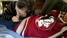 Ich fing meine Mutter beim Masturbieren. Eine Prinzessin kehrte nach Hause zurück und hörte ein Stöhnen im zweiten Stock. Er stand ruhig auf und öffnete die Schlafzimmertür und sah meine Mutter auf dem Bett liegen und mit ihrer Vagina masturbieren. Mädchen sitzt in der Ecke und sehr geil, senkte seine Hände, streichelte zwischen den Beinen. Dann ging er auf die Toilette und nackt, kostenloser sex in meiner nähe Mama will mit ihr über Masturbation sprechen und sie kamen zusammen, um der Vögel zu kämpfen und den Orgasmus zu beenden.