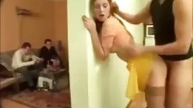 Charming weißen Kopf und Augen geschlossen erotische frauen kostenlos im Schlafzimmer mit einem muskulösen Kerl in allen Rissen.