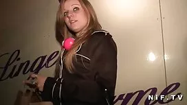 Großer Arsch. Die Mädchen setzten sich und sex mit frauen kostenlos begannen, das Mitglied eines Mannes zu saugen.