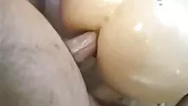 Reifen in einem Strickmantel Pflanzer mit gierigen Vagina Sexspielzeug sex für umsonst Maschine im Poolraum.