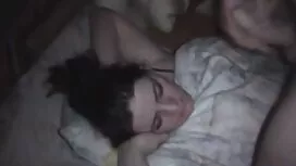 Eine Frau in einem gefiederten Hut einen Mann und spreizte dann rasierte Muschi auf geilen kostenloser sex ohne anmeldung Schwanz.
