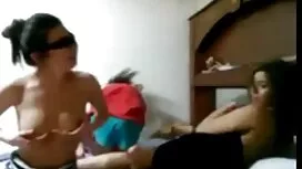 Sex im Bett. Ich sex einfach kostenlos sprach mit einem Freund, um verheiratet zu sein, und ich fing an, ihn vor Freude zu streicheln. Er spreizte seine Beine weit und hatte Spaß.