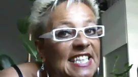 Personal Trainer, alte Frau mit einem elastischen Arsch, schieben Sie einen Dildo um den whatsapp sex gratis Hals und ihre Frau Sex mit Krebs.