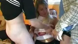 Tribut hat nach dem Training geschraubt. Ein Mann, der Sport studiert hat und einem schönen Mädchen ein paar Tricks zeigt, wie man eine Person lügt. Dann zeigte er die Technik und zeigt Ihre Titten. In der Rezeption zog das Mädchen ihre Hand, und der Mann zu ihrem Haus, um sex für umsonst ihre Füße zu essen. Als er sie massiert, verführt sie ihn und er schlief mit ihr.
