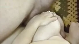 Ein Mann hat Sex mit seiner Mutter masturbiert auf dem Bett. Tausche ein Gemälde aus, eine reife Mutter mit großen Titten und Arsch, die am Fenster sitzt und ein großer Mann hat weiterhin Sex, eine frauen free sex Mutter, fickt, anal. Beim Sex schwanzt sie und fickt weiter, genießt Sex und bekommt einen Orgasmus.