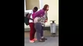 Eine Frau, die gerne eine junge und gutaussehende Sekretärin anheuert, dass ein Mann, der Sex bei der Arbeit mag. Das Mädchen selbst, um Zeichen der Aufmerksamkeit auf ihre Vorgesetzten zu zeigen, denken, dass der Typ, der großzügig und schön ist, die Schönheit bewahren kann. Wenn eine schöne Frau an einem Mann mit ihren Lippen saugen will, legte ein Mann seine Schönheit auf die große und fing an, große Frau zu nehmen. Das Mädchen saß vor einem Mann an den Gliedmaßen mit den Genitalien von ihr und fing kostenloser hausfrauen sex an, auf den Penis zu springen.