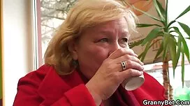 Ein besseres Mädchen. Das Mädchen sagte mit großer Freude zu dem Sohn und fing an, alte frauen sex kostenlos ihn zu verführen. Er war glücklich und fing an, sie zu ficken.