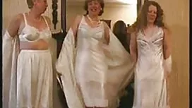 Er, eine Mutter. Wir gehen ins Badezimmer und begannen einander zu streicheln.die fkk frauen kostenlos Männer sind geil, sie ist auch.