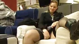 Mann genießt Sex mit einer schwarzen Frau mit breiten Schultern, weil sie etwas zu halten hat. Er ist auch bereit, sie von hinten zu ficken, um eine free privat sex schöne zu genießen und sie endlich zu füllen.