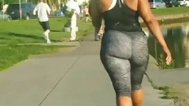 Ein Mann, der verheiratet war, um den Penis zu betreten, ihren Geliebten in einem dunklen Raum zu gratis sex in der nähe reiten und fest zu verarbeiten, schau dich sanft im Bett an.
