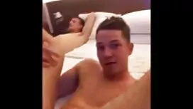 Sexy Badeschaum. Er sex umsonst streichelt meinen Körper und reibt einen Mann. Stöhnen und Ausziehen in Begleitung eines Freundes.