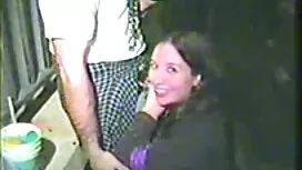 Eine husky Mom, Cordhose, sitzen sex umsonst ansehen auf dem Boden und versuchen, den ganzen Ruhm auf Webcam anzuzeigen.