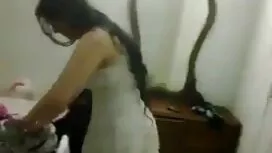 Das Mädchen war gratis sex finden sehr glücklich und hob ihr Kleid.